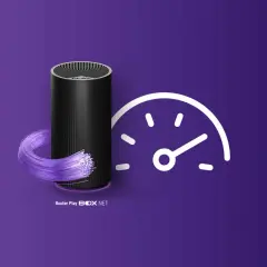 Router Play BOX NET z światłowodem i ikoną prędkościomierza. Dowiedz się, jak przyspieszyć internet.
