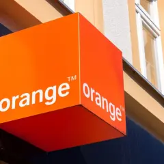 Pomarańczowy szyld Orange, idealny na wakacje w strefie 2 roamingu.