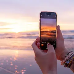 Zachód słońca na plaży, uchwycony telefonem. Czy w Turcji jest roaming? To pytanie zadaje sobie wiele osób planujących wakacje.