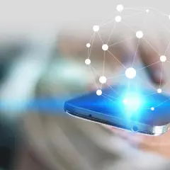 Dłoń trzyma smartfon, z którego emanuje sieć połączeń. Dowiedz się, jak zwiększyć zasięg LTE w telefonie.