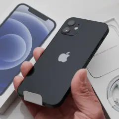 Nowy iPhone w czarnym kolorze, gotowy do użycia. Dowiedz się, jak zresetować telefon, jeśli zajdzie taka potrzeba.