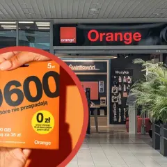 Ręka trzyma kartę z ofertą Orange: 9600 GB za 0 zł, idealna na pakiet roamingowy.