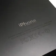 Tył iPhone'a z wygrawerowanym logo i informacjami, w tym numerem IMEI: 013408009192055.