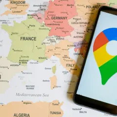 Mapa Europy z zaznaczonymi krajami i miastami, obok smartfon z ikoną Google Maps. Możliwa lokalizacja po numerze telefonu.