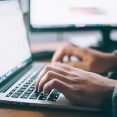 Dłonie piszą na klawiaturze laptopa, korzystając z szybkiego połączenia LTE do pracy zdalnej.