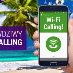 Dłoń trzyma smartfon z napisem "Wi-Fi Calling!" na tle rajskiej plaży. Prawdziwy wi-fi calling, gdziekolwiek jesteś.