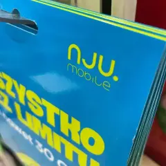 Nju mobile zasięg: niebieska karta z żółtym napisem "WSZYSTKO BEZ LIMITU". Idealna na wakacje!
