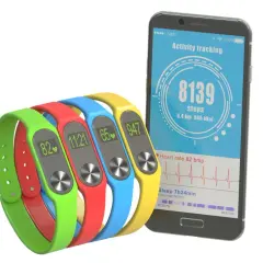 Kolorowe opaski fitness i smartfon z aplikacją do śledzenia aktywności. Zobacz, jak łatwo możesz monitorować kroki i kalorie, korzystając z tej funkcji, która działa jak krokomierz za darmo!
