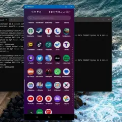 Nagrywanie ekranu telefonu z widocznymi aplikacjami, w tym TikTok, Uber, WhatsApp. Obok okno konsoli z informacjami o procesie.
