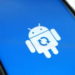 Ikona robota Android z symbolem odświeżania na niebieskim tle. To znak, że czekają Cię aktualizacje systemu Android.