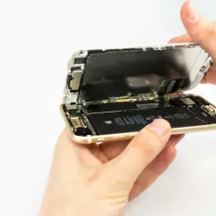 Otwarty telefon z widoczną baterią. Dowiedz się, jak sprawdzić kondycję baterii w swoim urządzeniu.
