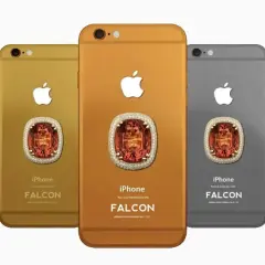 Trzy iPhone'y 6 w kolorach złota, miedzi i platyny, ozdobione kamieniem przypominającym różowy diament. Falcon Supernova.