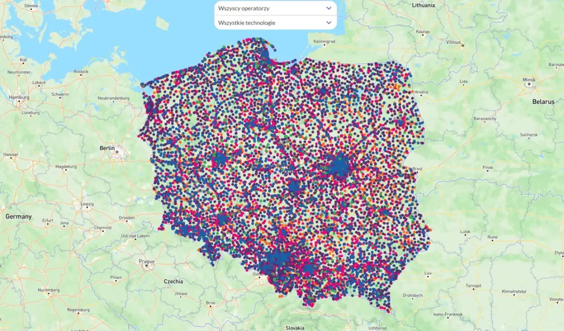 Mapa Polski pokryta kolorowymi kropkami, symbolizującymi zasięg plusa. Widoczne są też fragmenty Niemiec, Czech i Białorusi.