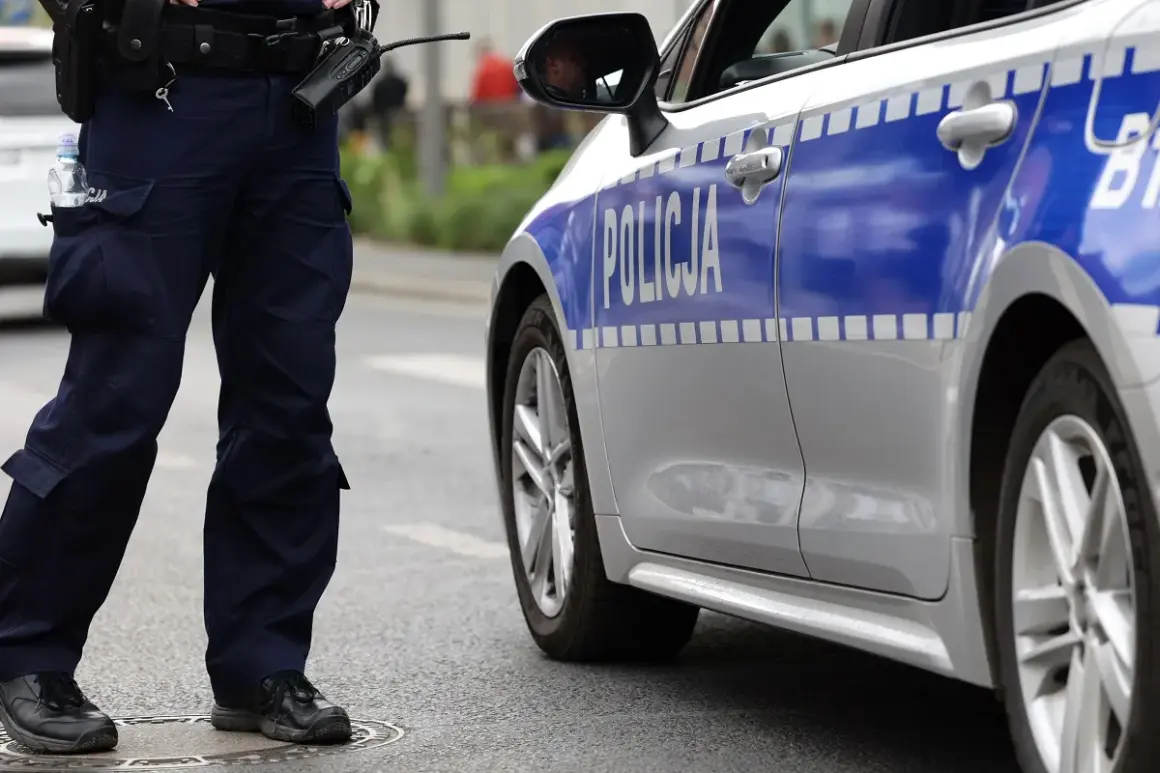 Policjant stoi obok radiowozu. Czy policja może namierzyć wyłączony telefon? To pytanie, na które odpowiedź może być kluczowa w śledztwie.