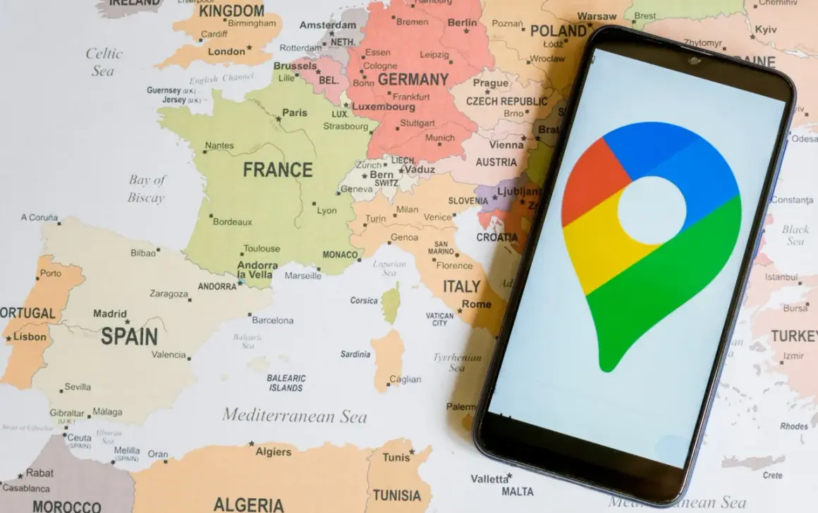 Mapa Europy z zaznaczonymi krajami i miastami, obok smartfon z ikoną Google Maps. Możliwa lokalizacja po numerze telefonu.