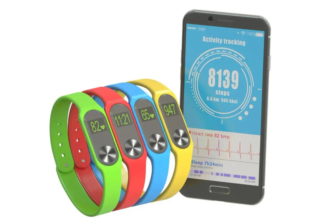 Kolorowe opaski fitness i smartfon z aplikacją do śledzenia aktywności. Zobacz, jak łatwo możesz monitorować kroki i kalorie, korzystając z tej funkcji, która działa jak krokomierz za darmo!