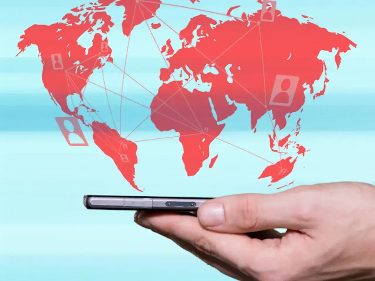 Dłoń trzyma smartfon, nad którym unosi się czerwona mapa świata z połączonymi ikonami użytkowników. Globalna sieć, idealna do roamingu poza UE.