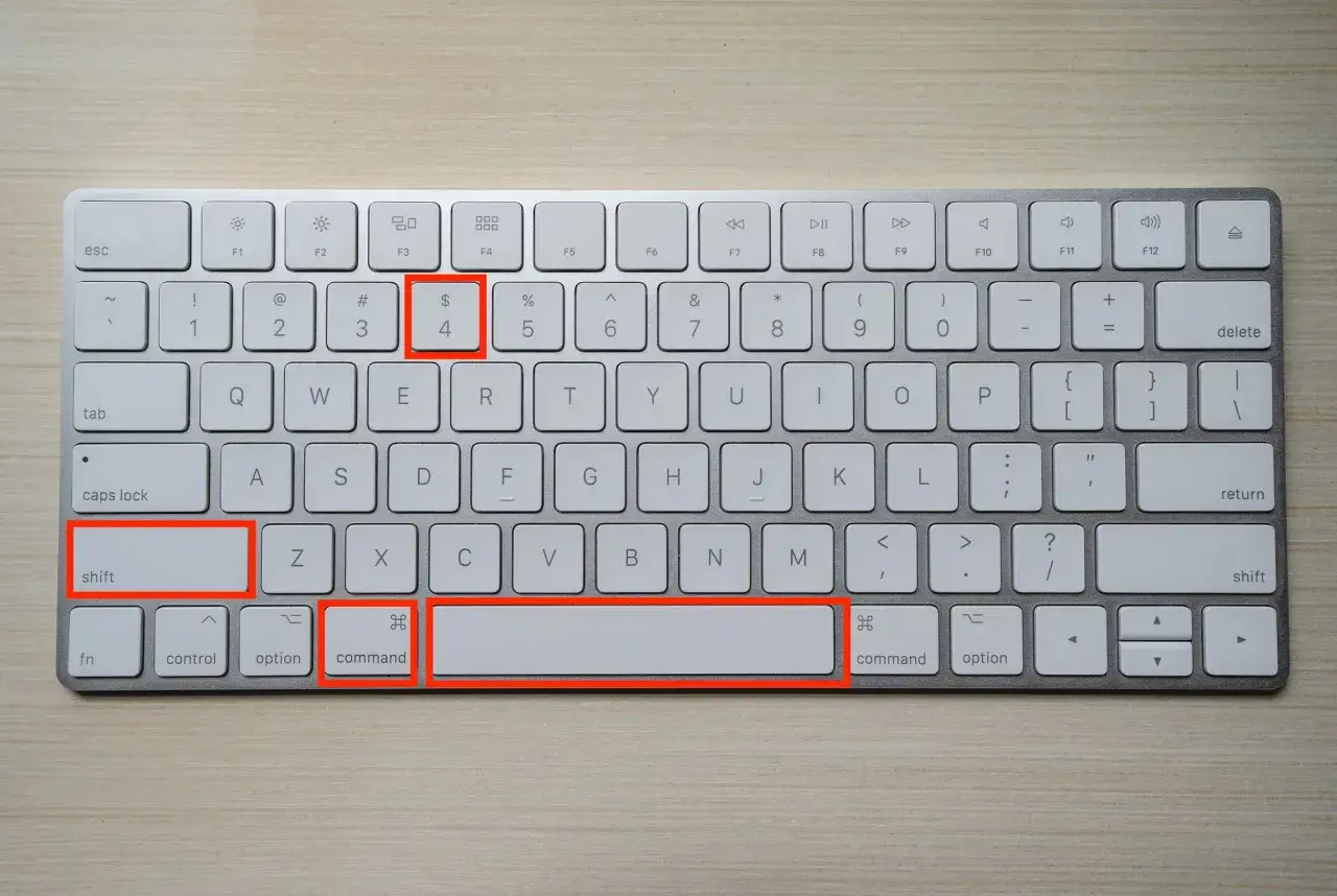 Klawiatura Mac. Aby zrobić screen na komputerze, naciśnij klawisze Command + Shift + 4.