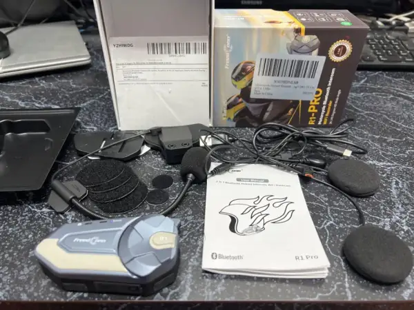 Zestaw FreedConn R1 Pro: słuchawka z wifi do kasku motocyklowego, interkom, wideorejestrator.