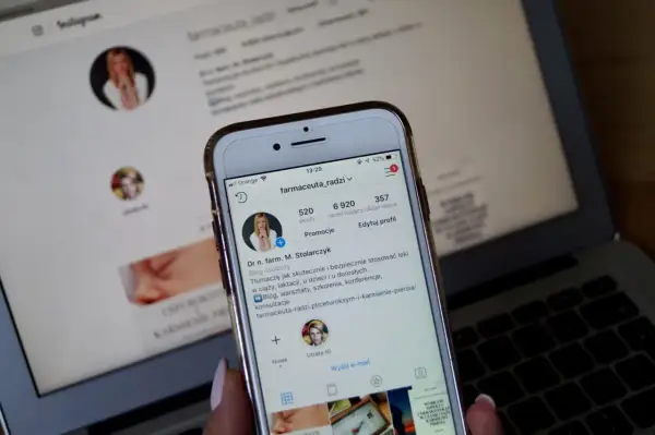 Telefon z profilem na Instagramie. Widoczny opis "Dr n. farm. M. Stolarczyk", który może pomóc w zrozumieniu, jak odblokować kogoś na Instagramie.