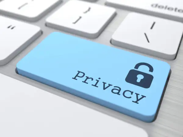 Niebieski klawisz z symbolem kłódki i napisem "Privacy" na klawiaturze. Klucz do zarządzania uprawnieniami aplikacji.