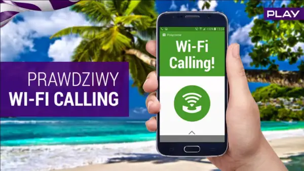 Dłoń trzyma smartfon z napisem "Wi-Fi Calling!" na tle rajskiej plaży. Prawdziwy wi-fi calling, gdziekolwiek jesteś.