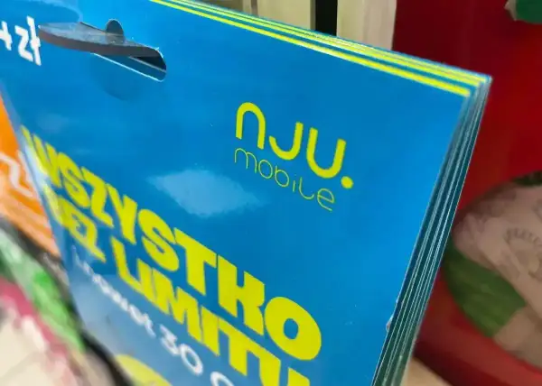 Nju mobile zasięg: niebieska karta z żółtym napisem "WSZYSTKO BEZ LIMITU". Idealna na wakacje!
